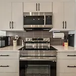 Top Rated Home With Private Garage, Near Airport, Free Banff Pass, Netflix, Sleeps 8