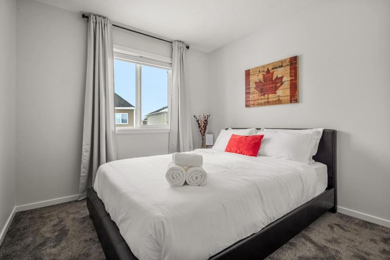 Rated With Private Garage, Near Airport, Free Banff Pass, Netflix, Sleeps 8 Calgary