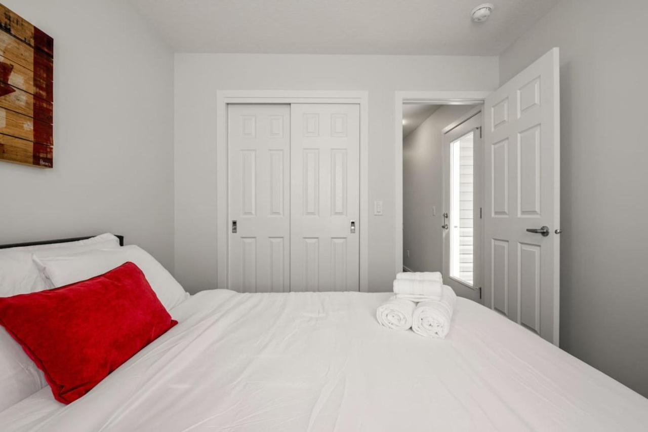 Rated With Private Garage, Near Airport, Free Banff Pass, Netflix, Sleeps 8 * Calgary