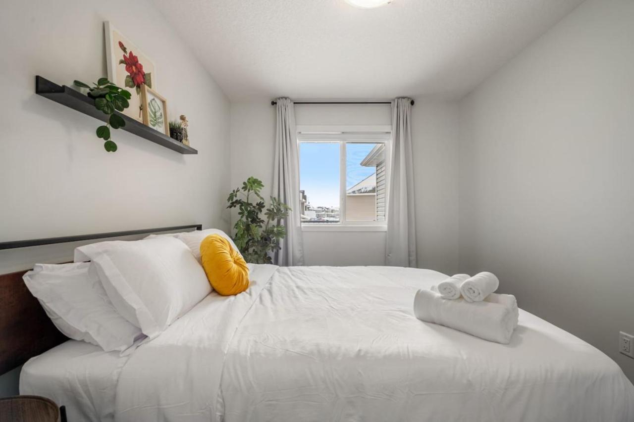 Holiday home Rated With Private Garage, Near Airport, Free Banff Pass, Netflix, Sleeps 8