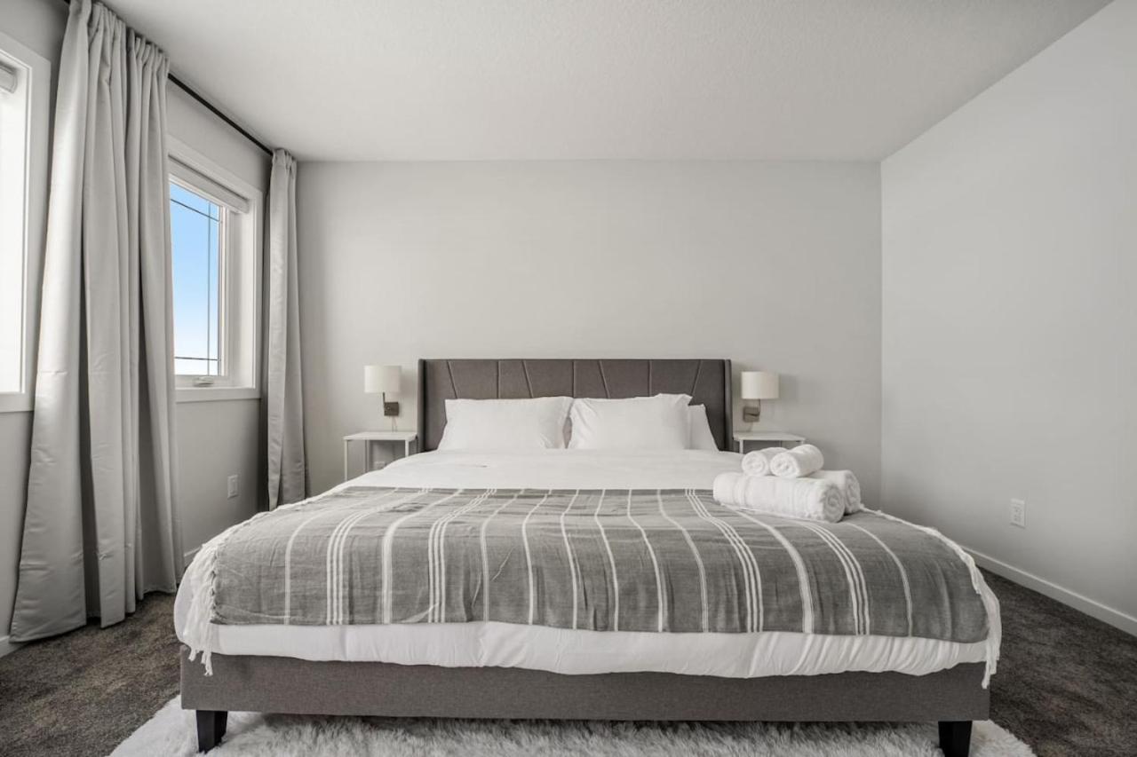 Holiday home Rated With Private Garage, Near Airport, Free Banff Pass, Netflix, Sleeps 8 Calgary