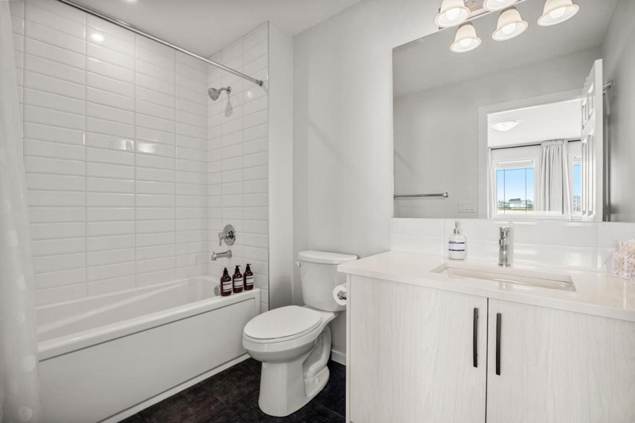 Rated With Private Garage, Near Airport, Free Banff Pass, Netflix, Sleeps 8 Calgary