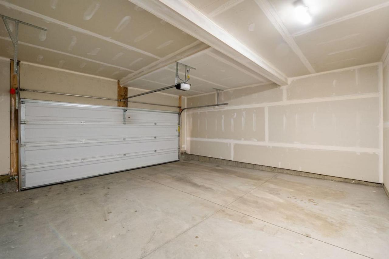 Holiday home Rated With Private Garage, Near Airport, Free Banff Pass, Netflix, Sleeps 8