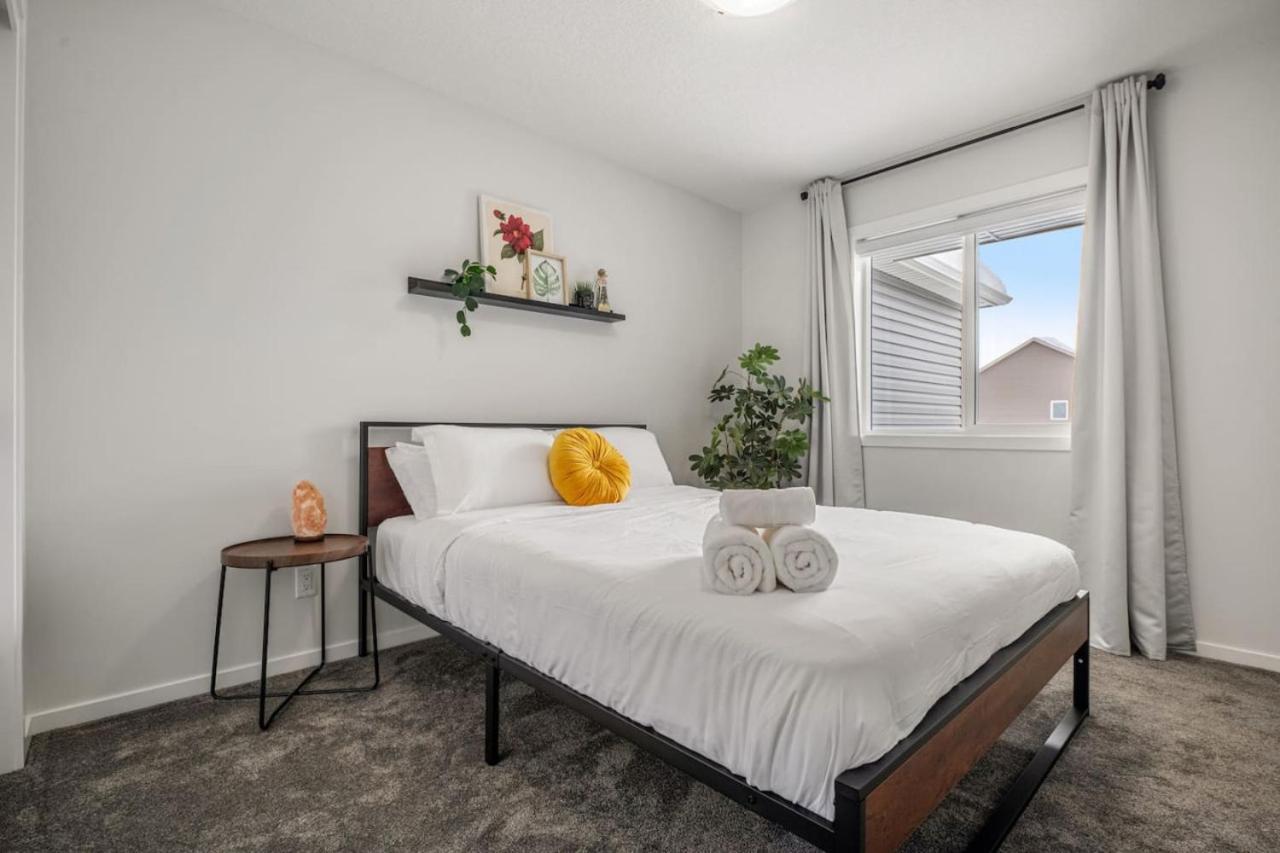 Holiday home Rated With Private Garage, Near Airport, Free Banff Pass, Netflix, Sleeps 8 *