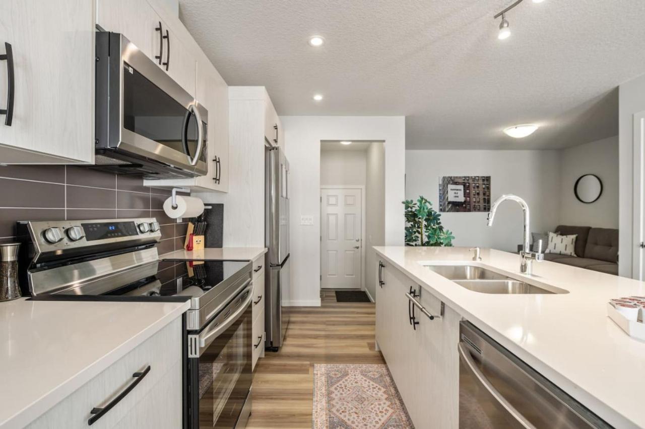 Rated With Private Garage, Near Airport, Free Banff Pass, Netflix, Sleeps 8 *
