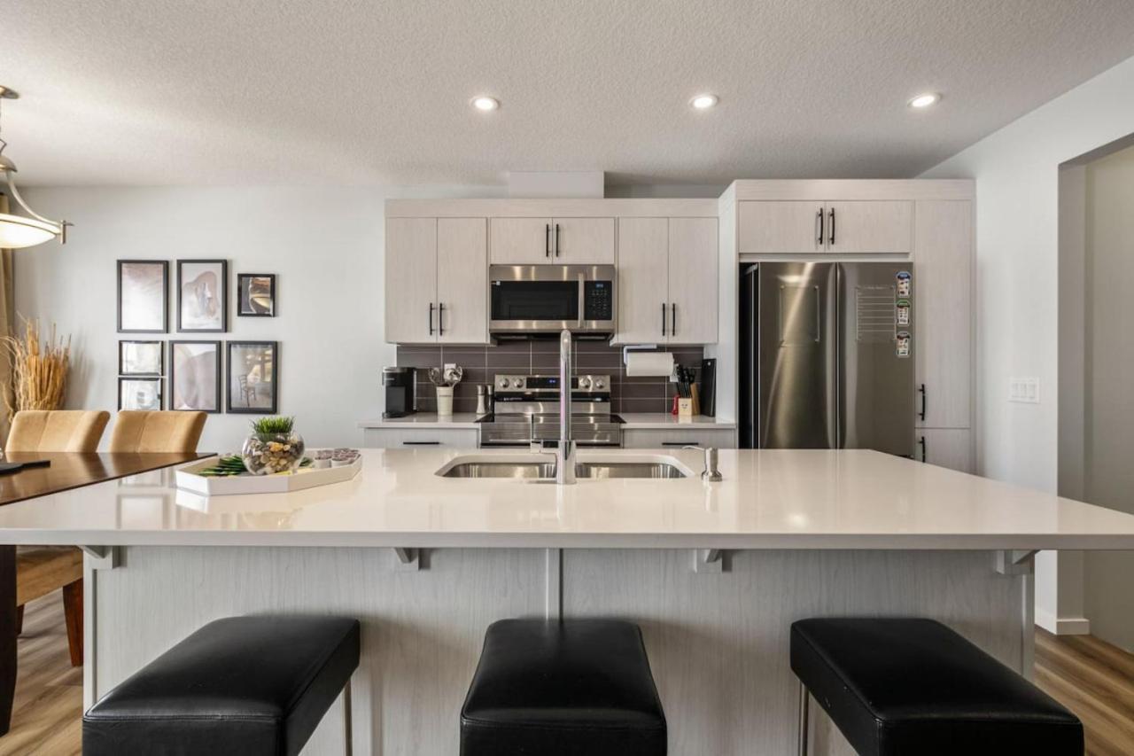Rated With Private Garage, Near Airport, Free Banff Pass, Netflix, Sleeps 8 Calgary