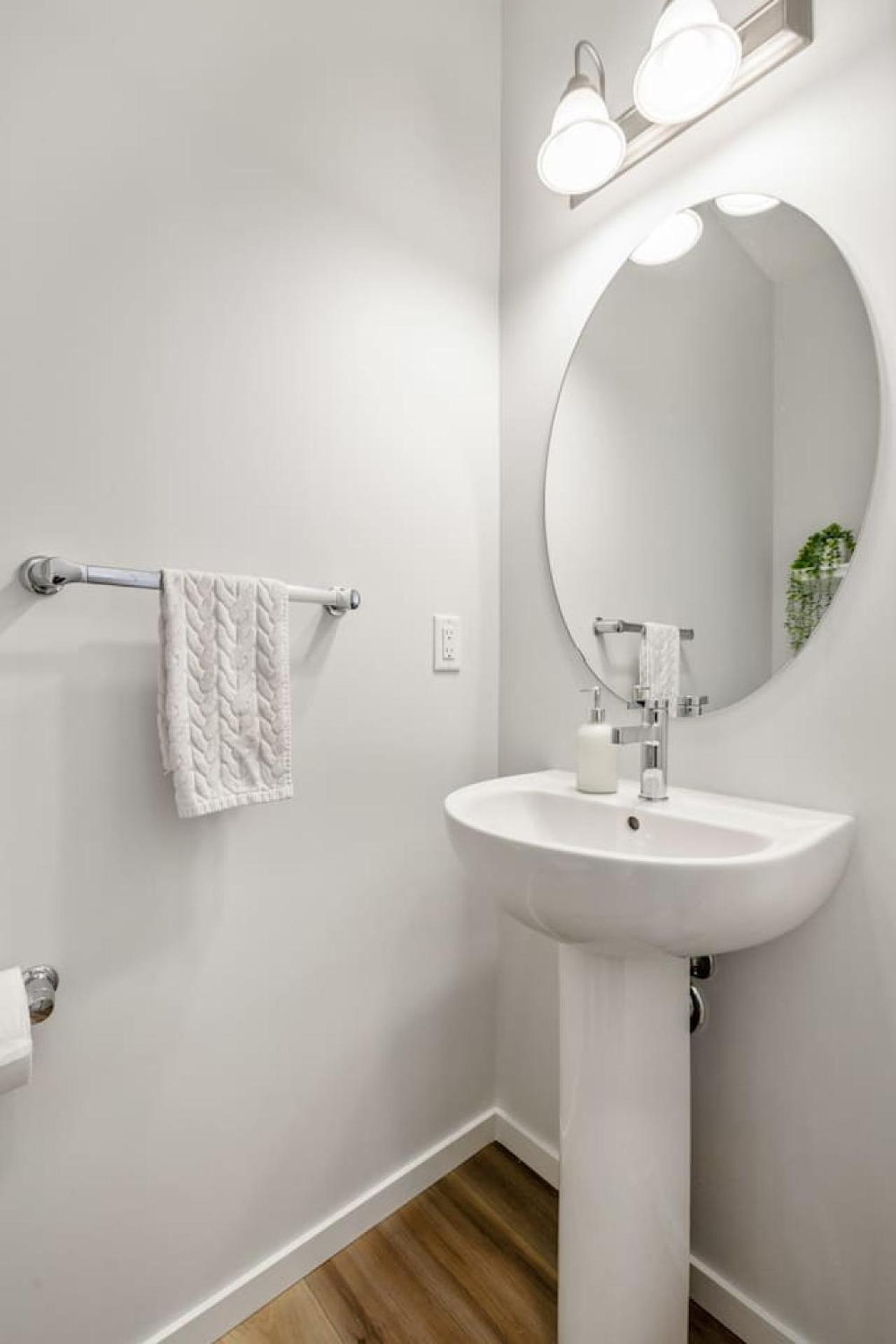 Rated With Private Garage, Near Airport, Free Banff Pass, Netflix, Sleeps 8