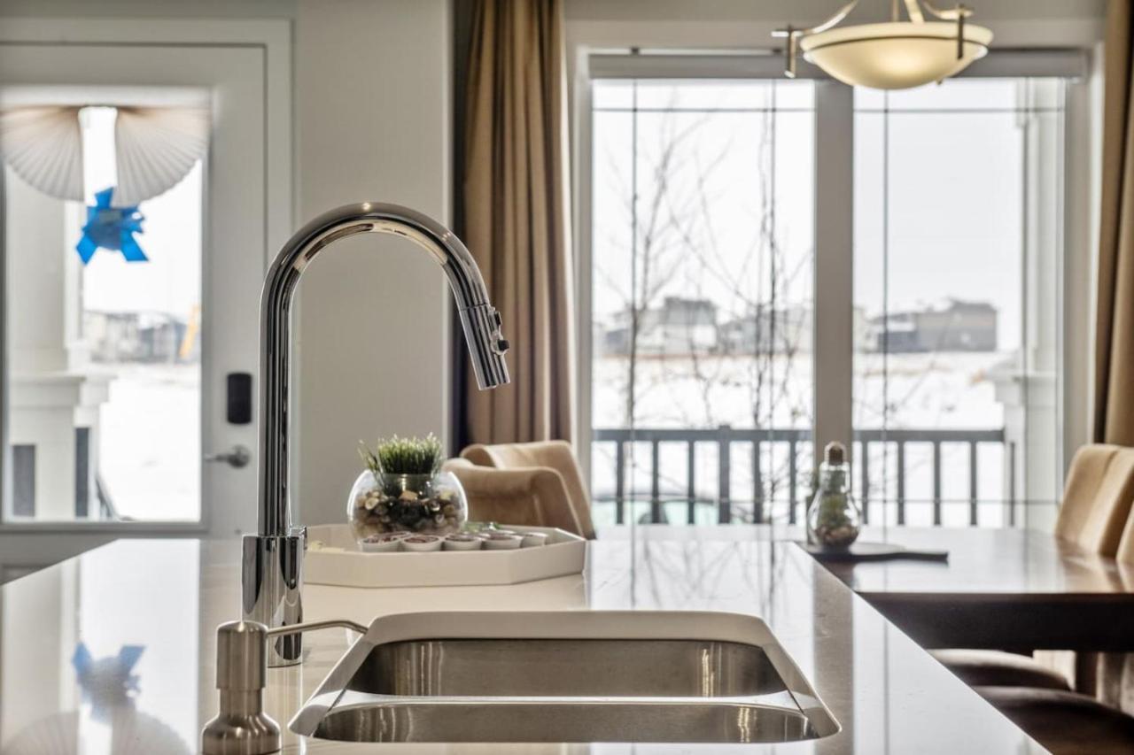Rated With Private Garage, Near Airport, Free Banff Pass, Netflix, Sleeps 8 Holiday home