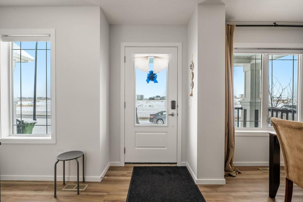 Holiday home Rated With Private Garage, Near Airport, Free Banff Pass, Netflix, Sleeps 8