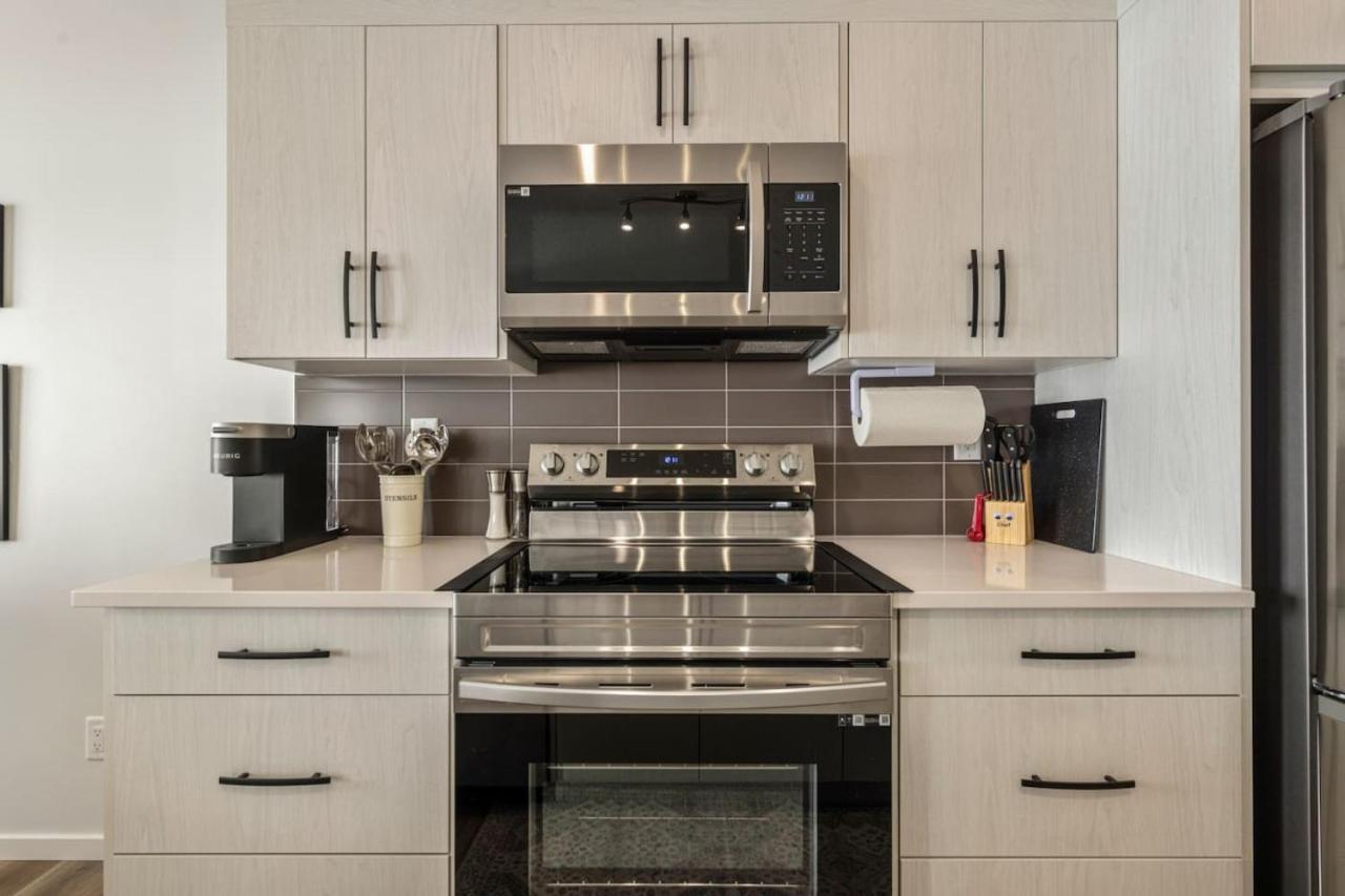 Rated With Private Garage, Near Airport, Free Banff Pass, Netflix, Sleeps 8 Holiday home *