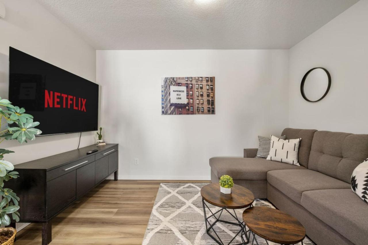 Rated With Private Garage, Near Airport, Free Banff Pass, Netflix, Sleeps 8 Calgary