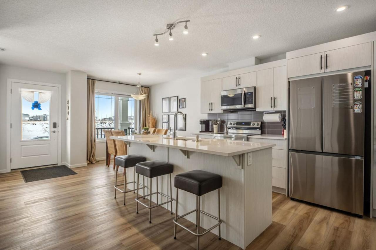 Rated With Private Garage, Near Airport, Free Banff Pass, Netflix, Sleeps 8 Holiday home Calgary