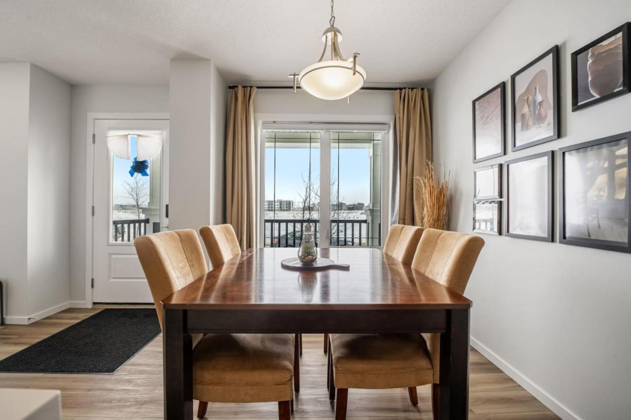 Holiday home Rated With Private Garage, Near Airport, Free Banff Pass, Netflix, Sleeps 8 Calgary