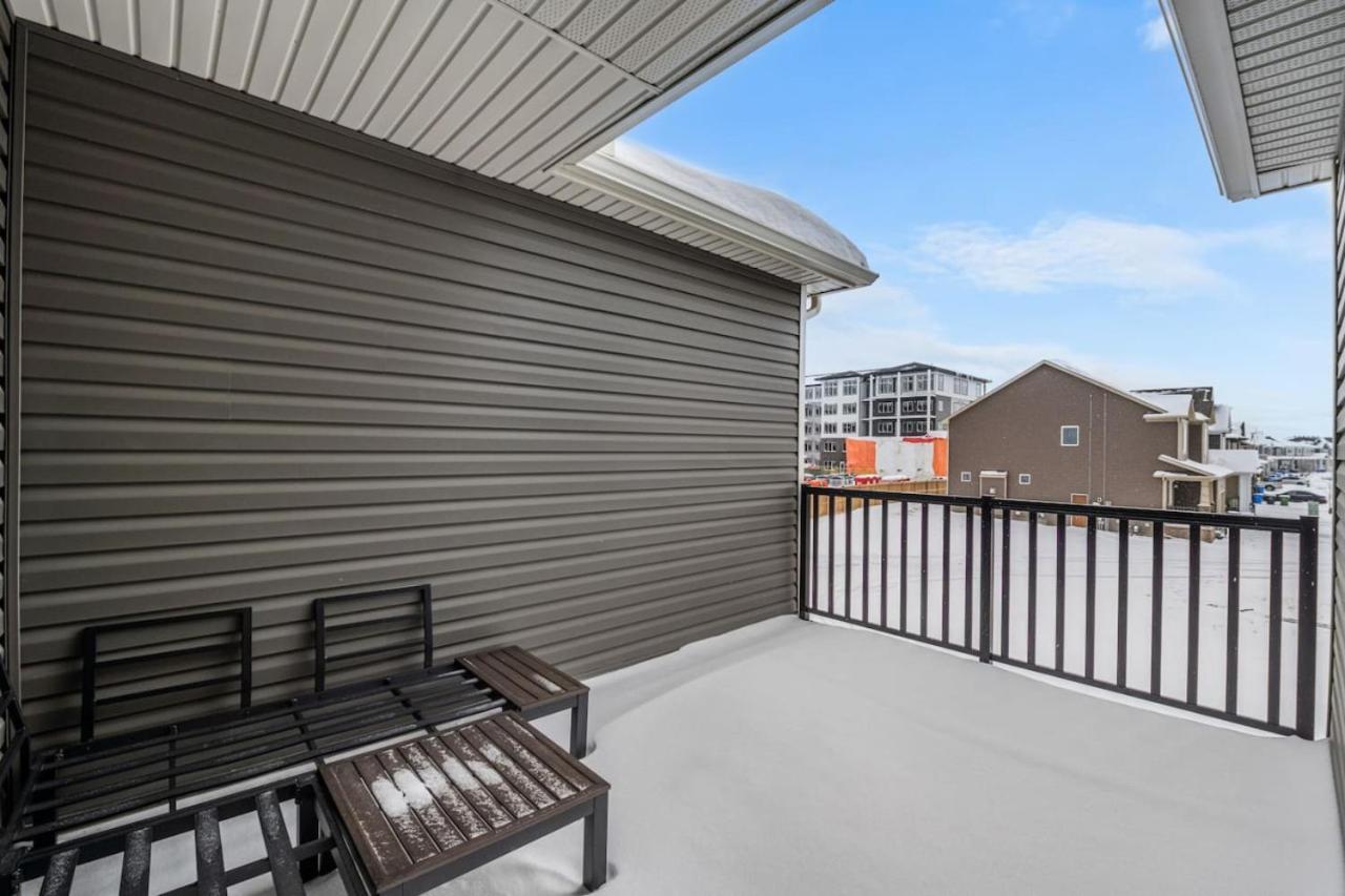 Rated With Private Garage, Near Airport, Free Banff Pass, Netflix, Sleeps 8 *