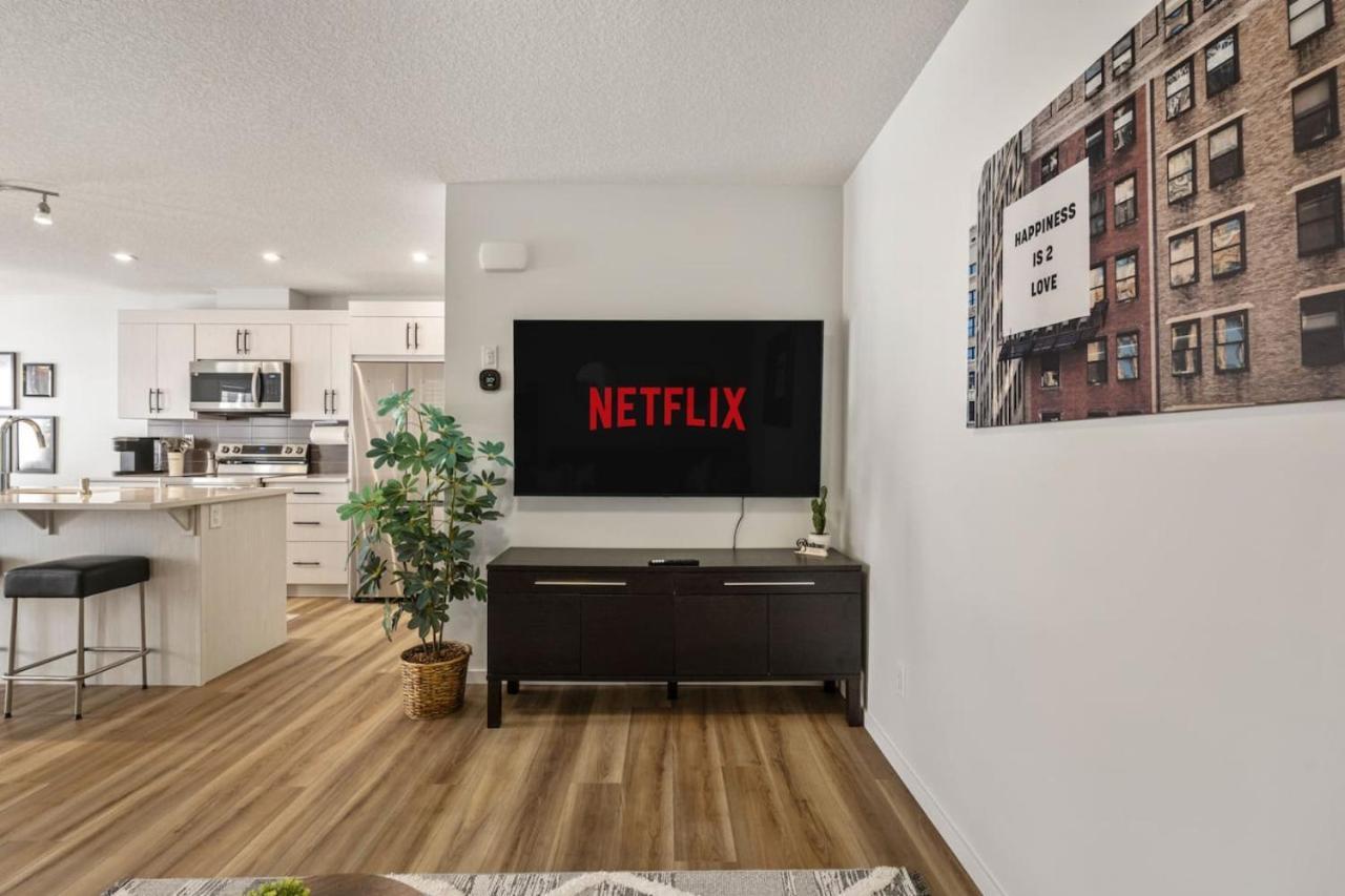 Holiday home Rated With Private Garage, Near Airport, Free Banff Pass, Netflix, Sleeps 8