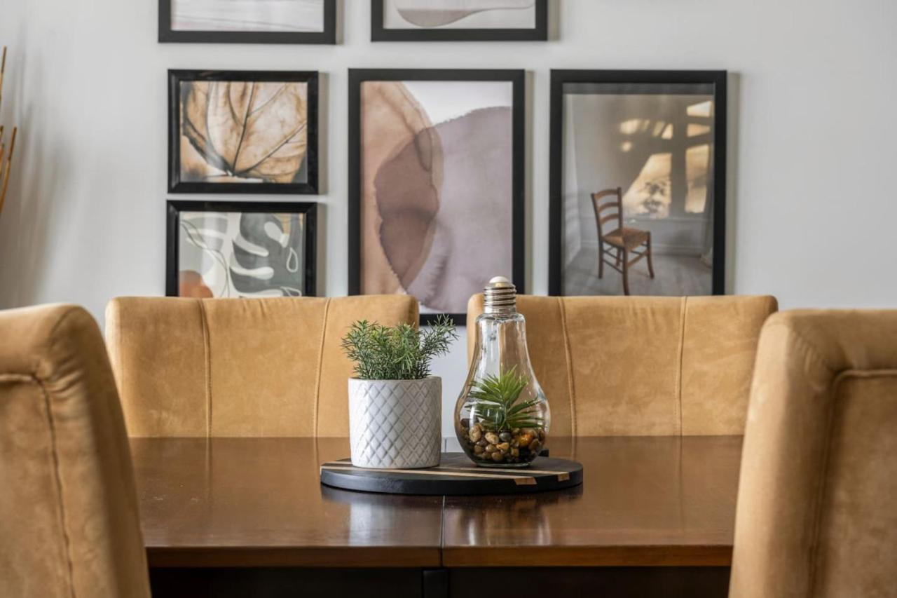Rated With Private Garage, Near Airport, Free Banff Pass, Netflix, Sleeps 8 * Calgary
