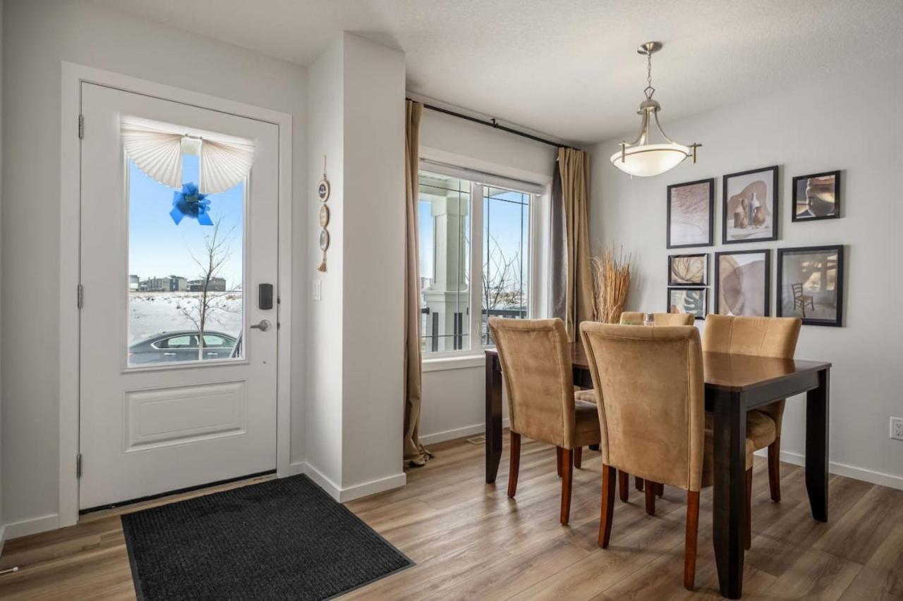 Rated With Private Garage, Near Airport, Free Banff Pass, Netflix, Sleeps 8 Calgary