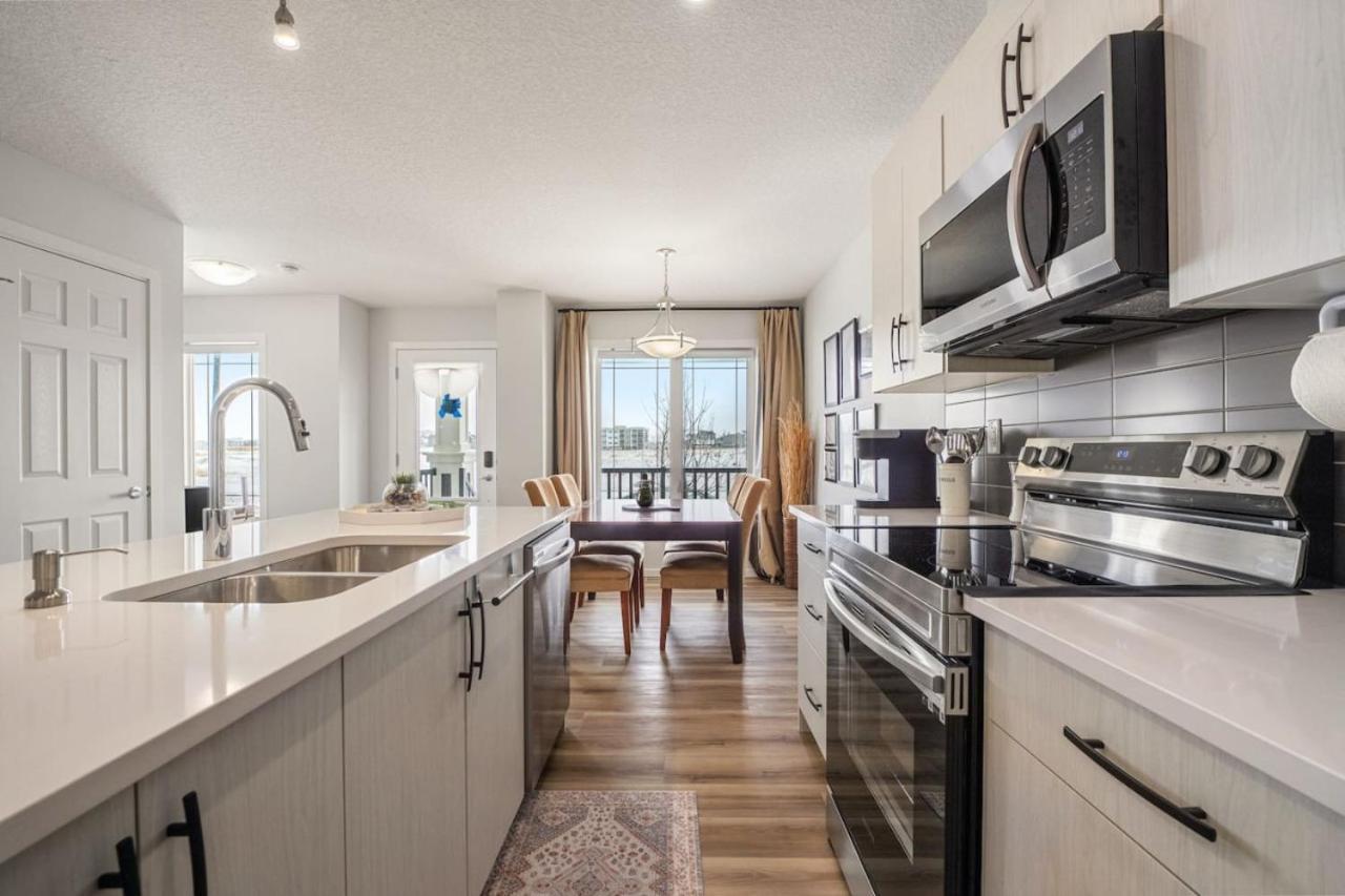 Rated With Private Garage, Near Airport, Free Banff Pass, Netflix, Sleeps 8 * Calgary